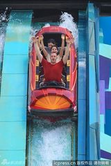 组图：赛琳娜戈麦斯玩激流勇进 展阳光笑容尖叫不已