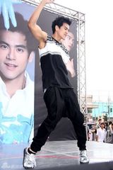 幻灯图集：彭于晏首次跳舞 桂纶镁助阵送拥抱