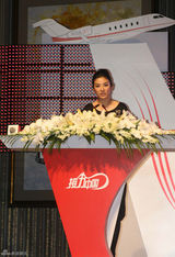 高清图：黄奕主持慈善拍卖  奕动基金筹大量善款