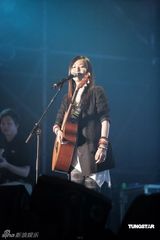 幻灯组图：萧敬腾着铆钉皮衣献唱 卢广仲瑶瑶泯恩仇