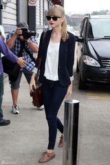 组图：泰勒悉尼电台宣传 小西装显帅气干练