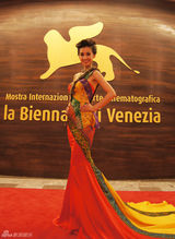 黄圣依亿元天珠装亮相红毯 民族风闪耀威尼斯(图)