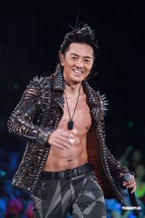 组图：郑伊健开唱遭催婚 女友蒙嘉慧到场欣赏