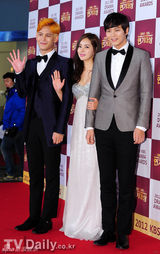 组图：金南珠获奖落泪 宋仲基文彩元成最佳搭档