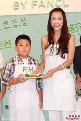 组图：司马燕同丈夫儿子参加活动 烹制美食