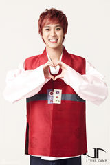 组图：韩团MBLAQ等携众星穿韩服送新年祝福