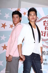 组图：天心黑色深V礼服性感出席记者会