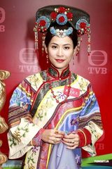 幻灯图：《万凰之王》主演试装 胡杏儿宣萱争宠