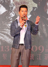 组图：《光辉岁月》首映群雄聚首 狄龙耍长枪