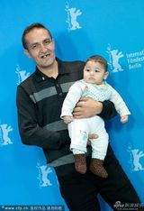 组图：《采铁人生命中的一页》首映 主演抱小孩