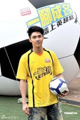 幻灯图：关楚耀复出再战歌坛 写歌鼓励足球健儿