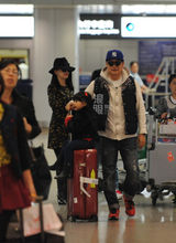 组图：李湘一家三口现身机场 萌萝莉呆坐行李箱