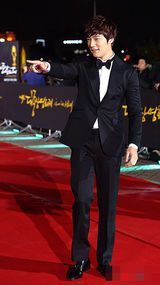 组图：大钟电影节红毯崔振赫帅气逼人笑容迷人