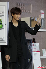 组图：李敏镐频繁抵沪捞金 再现继承者造型