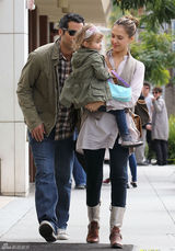 组图：杰西卡-阿尔芭素颜现身 全家外出其乐融融