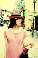 组图：童瑶粉帽T恤清新街拍 可爱率性完美结合