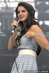 组图：“打雷姐”拉娜-德雷烟瘾发作吞云吐雾