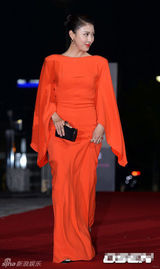 组图：河智苑亮相大钟红毯 红裙裸背显气场