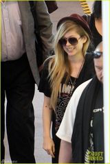 组图：艾薇儿与未婚夫情侣装甜蜜 小鸟依人忙卖萌