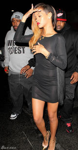 组图：蕾哈娜透视紧身短裙 真空上阵豪放露点