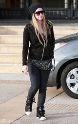 幻灯：艾薇儿独逛奢侈品店 着装简练显露朋克态度