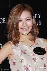 组图：江若琳庄思敏站台 Jocelyn豹纹装秀美背