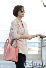 组图：韩星黄静茵粉西装搭黑超帅气现身机场