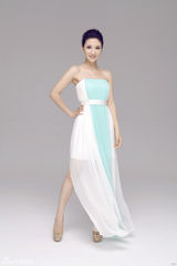 组图：卢莹写真大片出炉 抹胸长裙飘逸脱俗