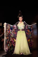 组图：中国女性勇闯T台 李玉刚反串亮眼