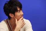 高清组图：吴尊做客新浪花絮照 阳光美男表情百变