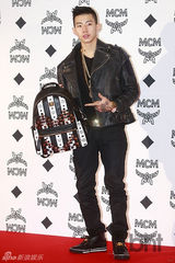 组图：少时徐贤等撑品牌活动 SHINee帅气献唱