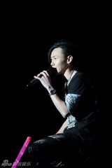 组图：黄义达十一长假不停歇 亮相三地音乐节