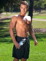 组图：《人物》最性感胸肌评选瑞恩高林斯夺冠