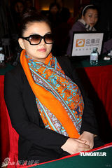 幻灯组图：王岳伦全程紧跟爱妻 心细为李湘挂挎包