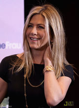 组图：安妮斯顿宣传新片 穿小黑裙现身优雅迷人