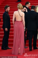 组图：妮可戛纳走秀风情露背 真空激凸艳光四射