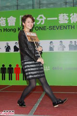 组图：林嘉欣努力再造人 不舍女儿连推三戏