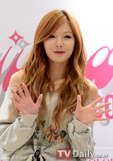 组图：4minute泫雅签名会可爱卖萌秀香肩