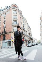 组图：尚雯婕MV曝短发造型女扮男装