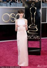 组图：安妮-海瑟薇粉色露背裙 玉肌美艳诱人