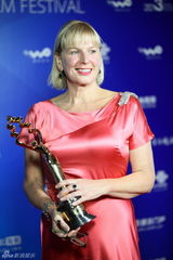 组图：北京电影节后台 获奖群星对话新浪娱乐