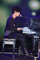 高清组图：炎亚纶庆功演唱会 师妹Olivia任嘉宾