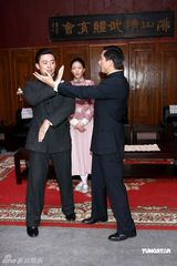 组图：黄奕旗袍装显温婉气质 廖碧儿红衣似女鬼