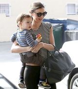 组图：米兰达抱子亲子装现身 小帅哥开心举玩具