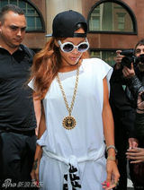 组图：蕾哈娜墨镜白裙清纯 嘟红唇鲜艳欲滴