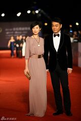 组图：金马红毯群星闪耀 舒淇深V亮胸性感爆棚