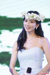 组图：林志玲花仙子造型露美腿 性感卖萌吃樱桃