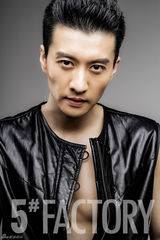 组图：高仁硬汉写真眼神犀利秀肌肉