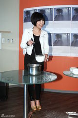 组图：黄小琥情人节不免俗 与外籍男友洗鸳鸯浴