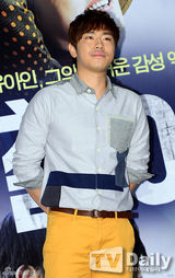 组图：《强哲》试映  刘亚仁模范生打扮亮相